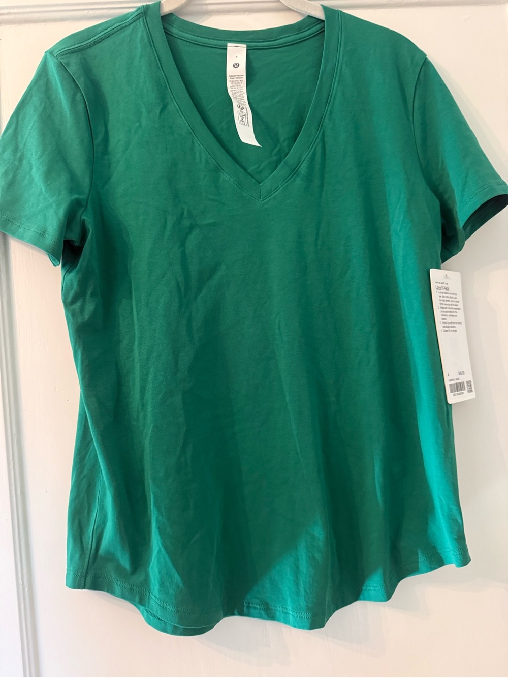 LULULEMON LOVE V- neck T-shirt in Raceway Green Kelly Green Size 4 NWT